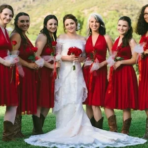 Rode chiffon landelijke bruidsmeisjesjurken met halterhals, kort met cowboylaarzen