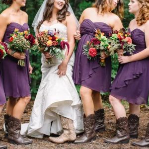 Rockabilly paarse strapless chiffon zomer korte bruidsmeisjesjurken met laarzen