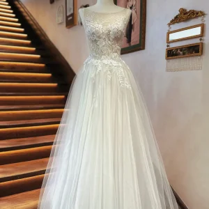 Romantic Boat Neck Sheer Lace Top A-line Tulle Wedding Dress