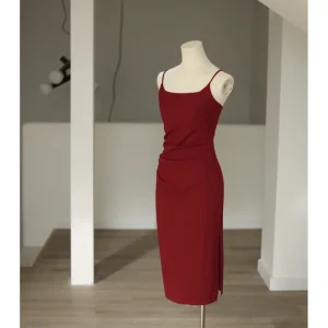 Romantische vrouwelijke bordeaux schede jurk