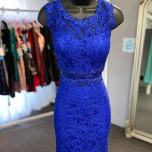 Koningsblauwe kanten korte strakke homecoming-jurk