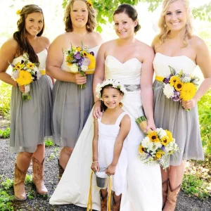 Rustieke korte tule tweekleurige strapless bruidsmeisjesjurk met laarzen