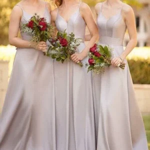 Zilvergrijze landelijke satijnen bruidsmeisjesjurken met V-hals