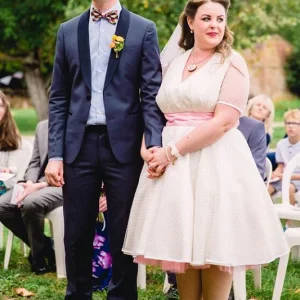 Eenvoudige landelijke stijl korte trouwjurk met stippen en korte mouwen