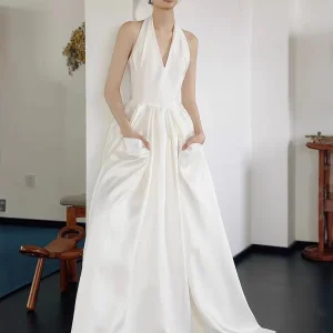 Simple Halter V Neck 100% Silk Taffeta Wedding Dress with Pockets