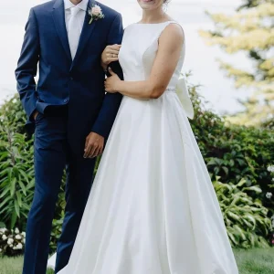 Eenvoudige lage rug hoge hals satijnen trouwjurk