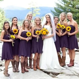 Zomer paarse korte chiffon gegolfde zoom bruidsmeisjesjurken met laarzen