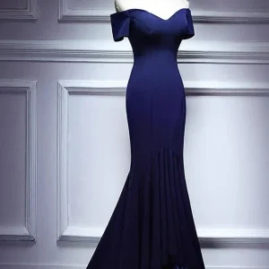 Strak ingerichte galajurk in marineblauw