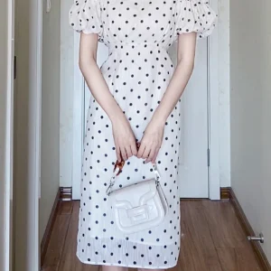 Witte polkadotjurk met bubbelmouwen