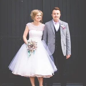 Witte Polka Dot trouwjurk thee lengte trouwjurk jaren '50 trouwjurk