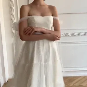 Witte Polka Dot Flowy korte bruiloft receptie jurk