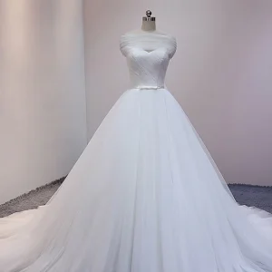 Witte prinses tule baljurk kathedraal trein trouwjurk met off-shoulder drapering