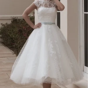 Witte theelengte kant retro trouwjurk | Polka Dot theelengte trouwjurk