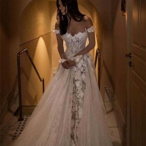 A-lijn bruidsjurk met off-shoulder kant en sleep met bloemenapplicatie