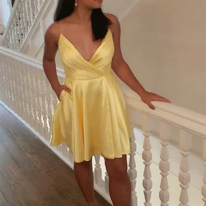 Chic Satin V-Neck Yellow Short Prom Dress for Homecoming & Graduation Evenings