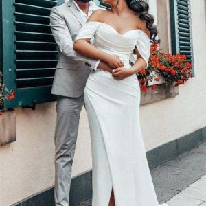 Off-the-shoulder Charmeuse trouwjurk met hoge zijsplit