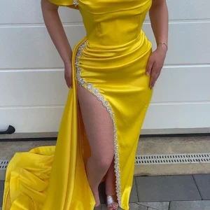 Gele off-shoulder zeemeermin galajurk met kralen hoge split